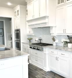 Кухня с поверхностями из камня