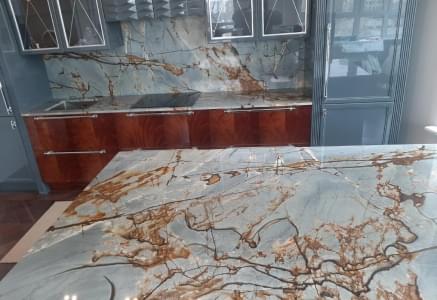 Столешница из кварцита Blue Roma